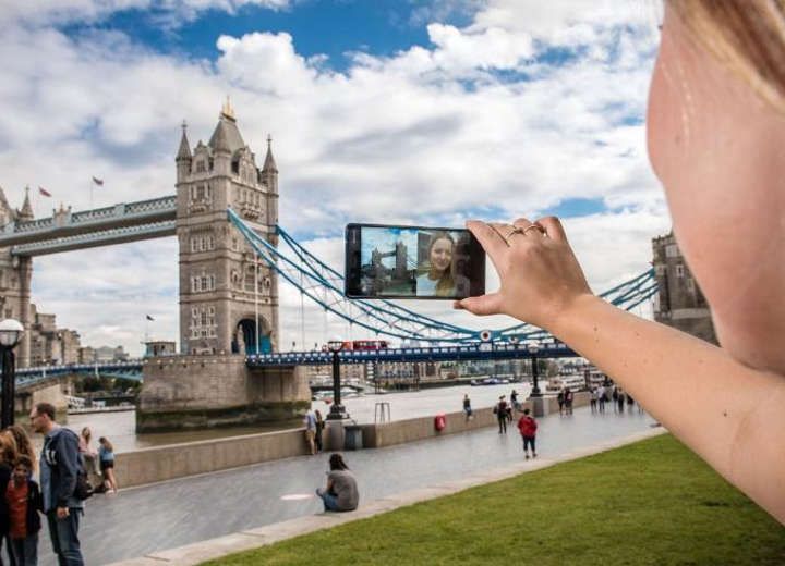 Ξεχάστε τις «selfies», έρχονται οι «bothies»