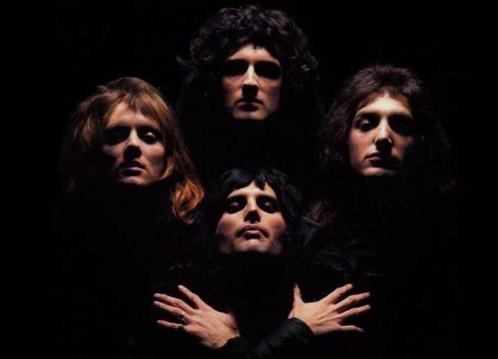 «bohemian rhapsody» των queen από 65.000 θαυμαστές στο Λονδίνο