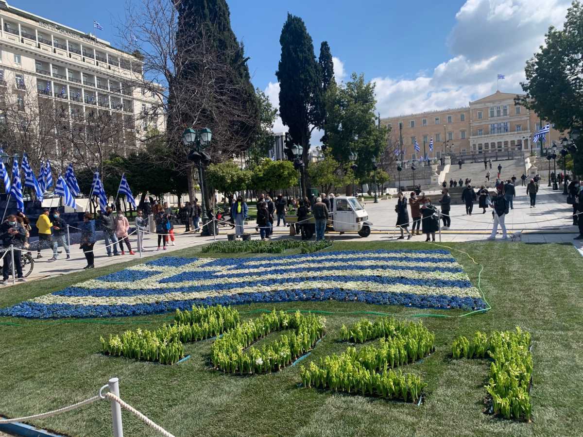 5.000 λουλούδια στο Σύνταγμα σχηματίζουν τη σημαία