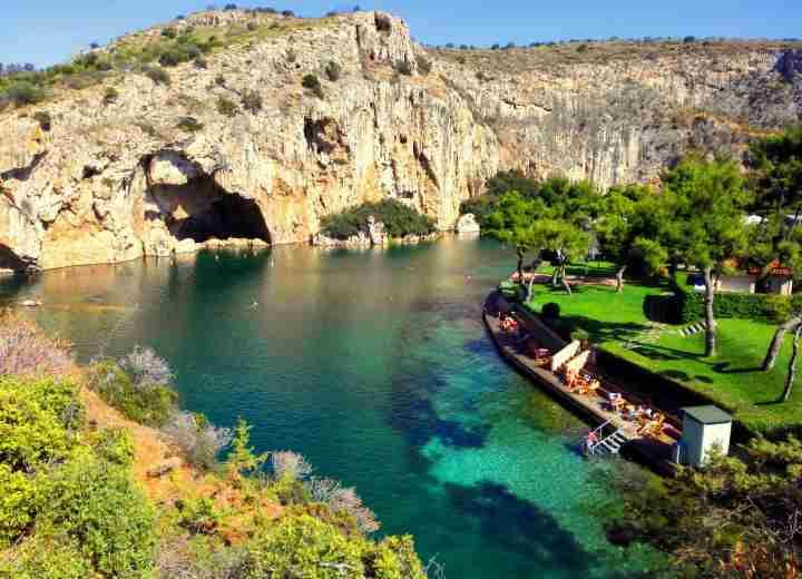 Η «Λίμνη των Ήχων» στη Βουλιαγμένη 