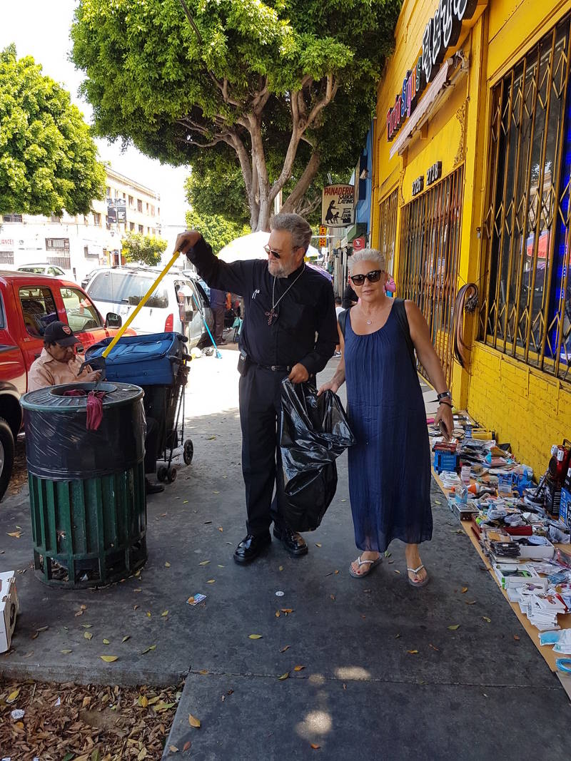 john bakas: «Ο παπάς πρέπει να είναι ζητιάνος!»