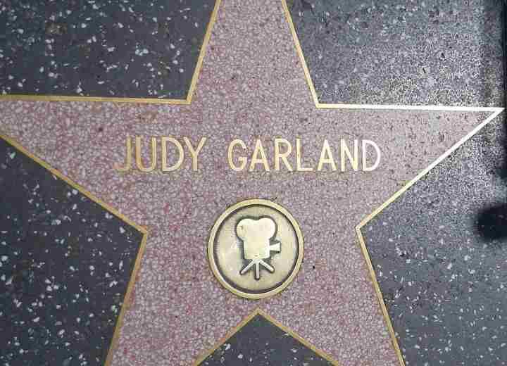 judy garland: Ένα αστέρι γεννιέται… ζωή σαν παραμύθι 