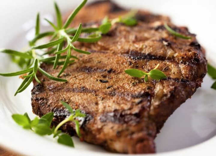 pork steaks με μυρωδικά