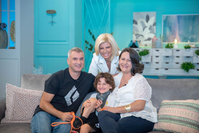 Ο μικρός Αντώνης με σύνδρομο Angelman μαζί με τη Ζήνα Κουτσελίνη και την οικογένειά του στο καναπέ στο studio