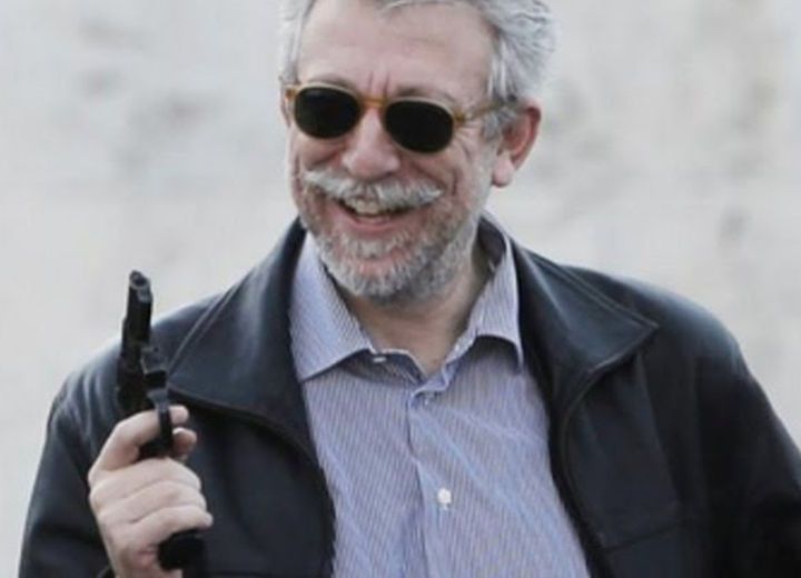 ΠΥΡΟΒΟΛΩΝΤΑΣ ΤΟΝ ΑΛΕΞΗ