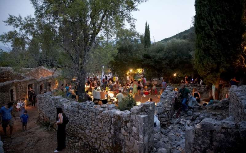 saristra festival: Δυνατές εκπλήξεις στο χωριό-φάντασμα της Κεφαλονιάς