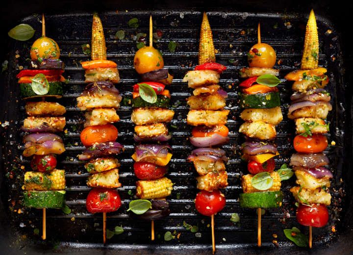 vegetable skewers (with halloumi and pita bread)
