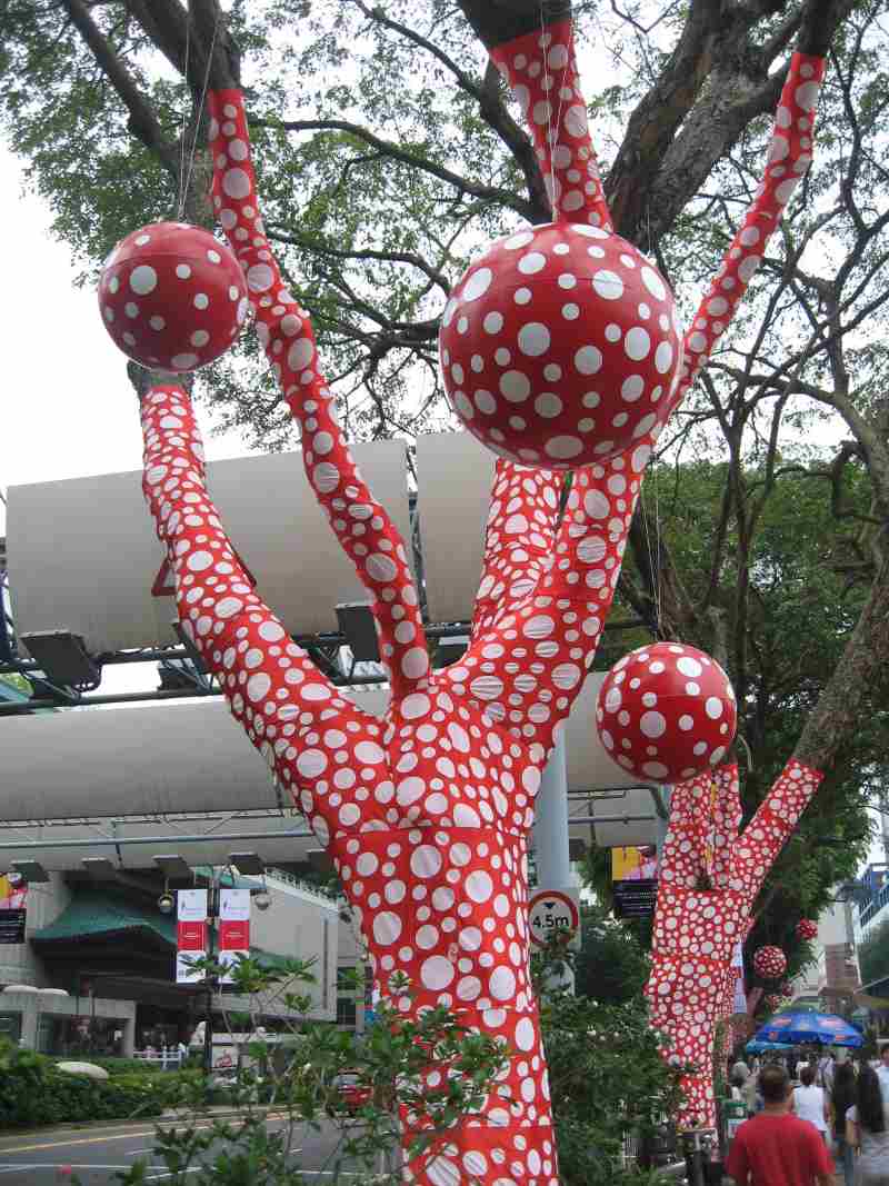 yayoi kusama: Η… ιέρεια του πουά